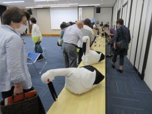 コウノトリの模型を見る学園生