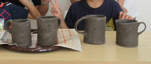 粘土で作ったマグカップ4個の写真