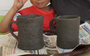 粘土で成形したマグカップが完成