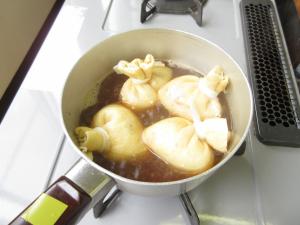 袋卵を煮ている写真