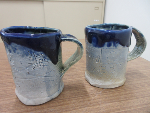 白地に濃い青色が印象的な２個のマグカップ。