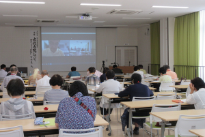 リモートで講演を聞く生徒