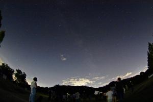 たくさんの星が広がるオークタウン加西の夜空の写真