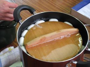 まゆを鍋で煮ている写真