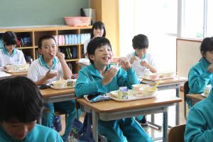 賀茂小学校 給食風景