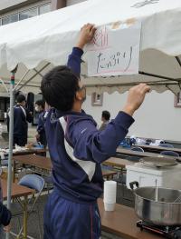 バザーのテントを設営する中学生のボランティアの様子
