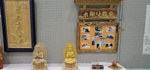 木彫教室の生徒による仏像など彫刻作品が並んでいる写真