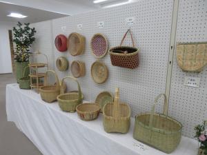 登録グループ若竹の竹細工を展示しています