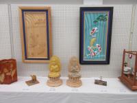 登録グループ中央きぼり会の木彫りの作品を展示しています