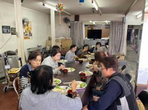 食事をしながら談笑するメンバーの写真