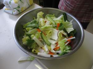 水キムチに使う野菜をボウルに入れている写真